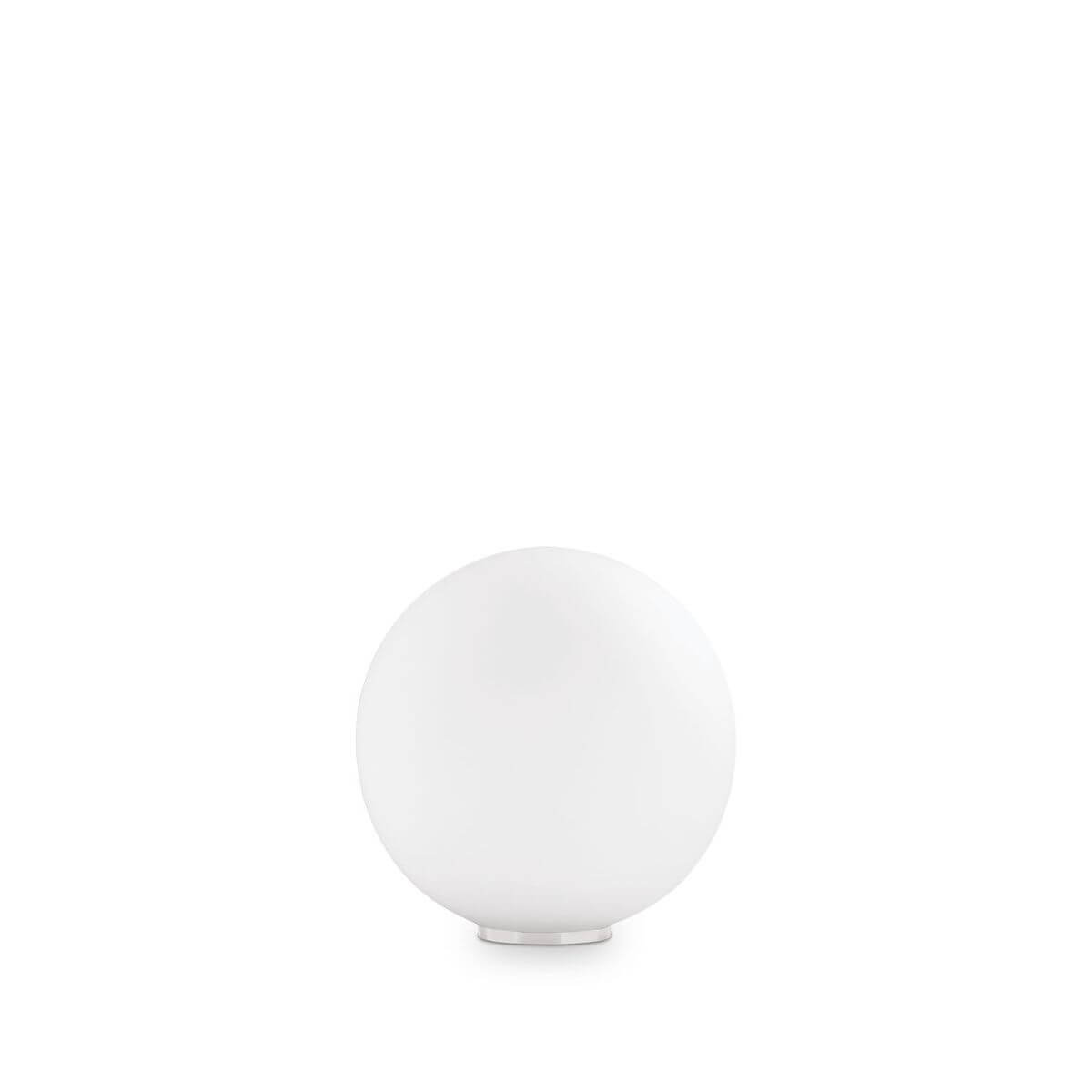 Lampe à poser sphérique en verre blanc opaque sur fond neutre
