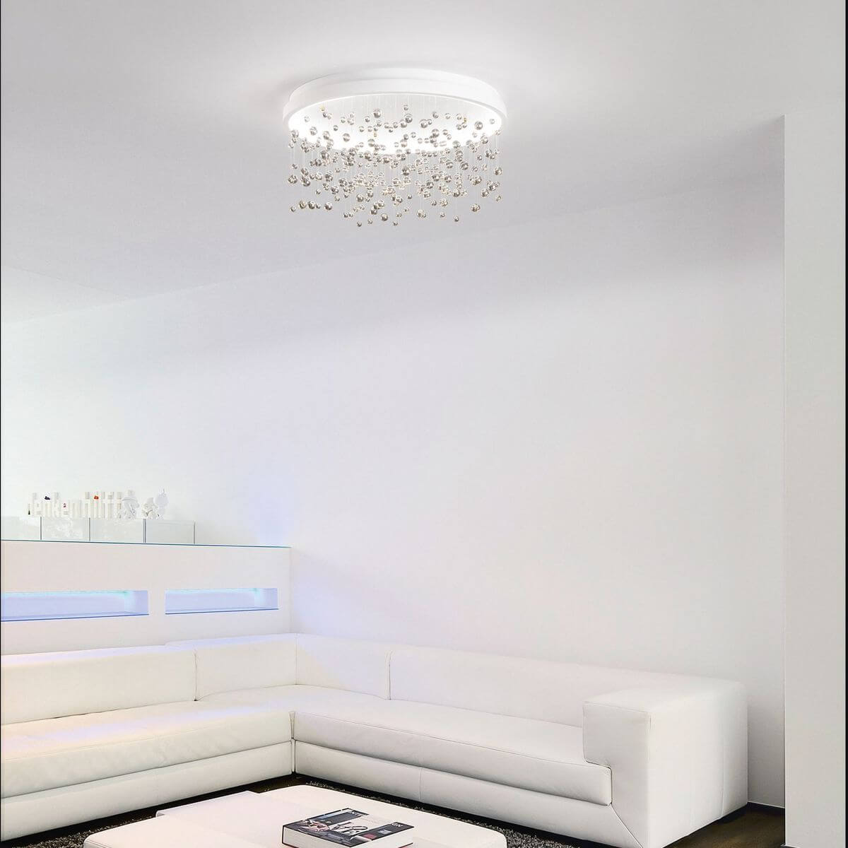 Vue du plafonnier allumé dans un salon blanc contemporain