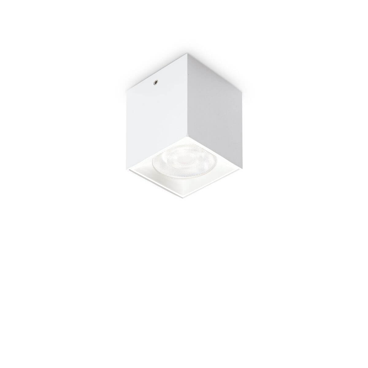 Vue en contre-plongée d'un plafonnier cubique blanc, diffuseur rond strié sous la base