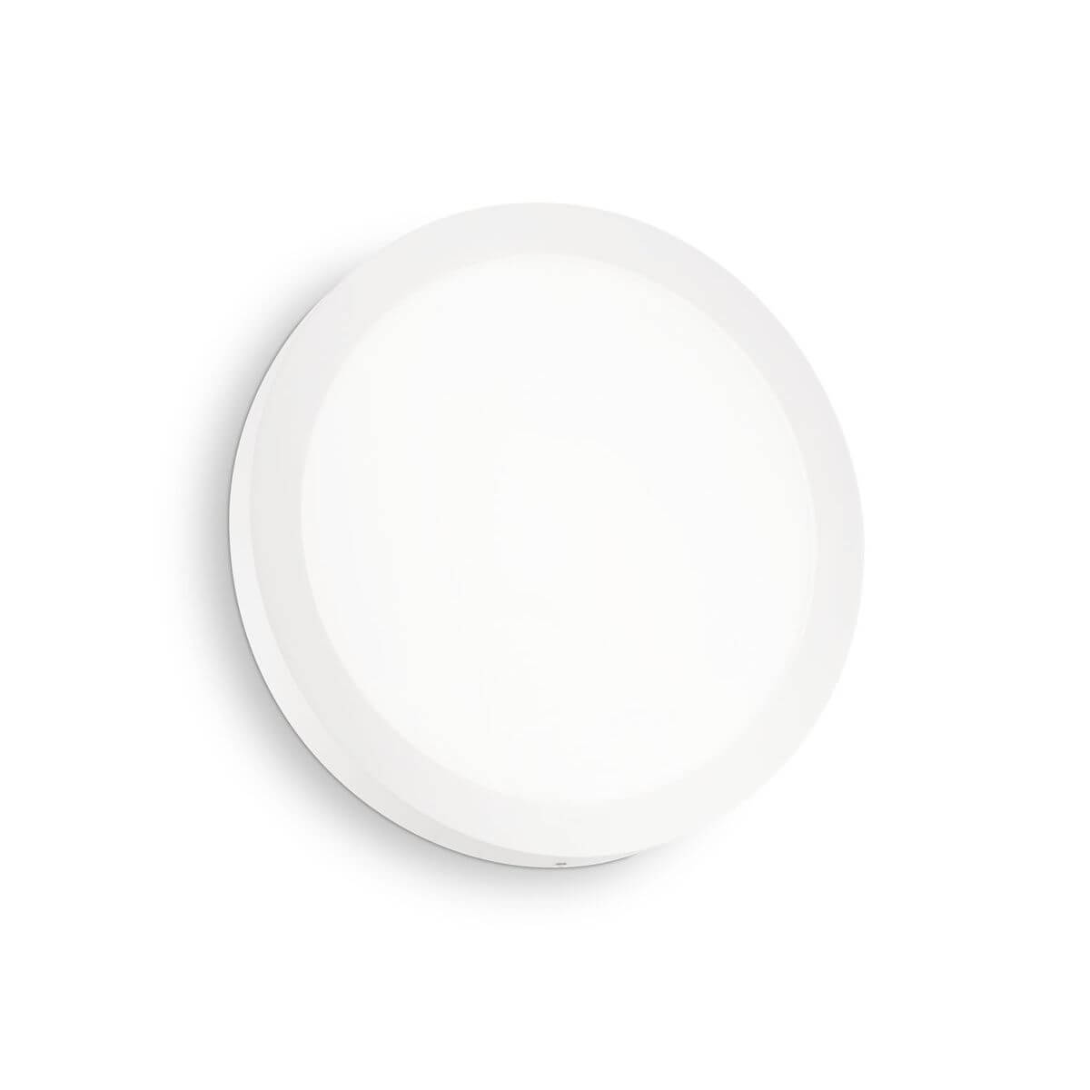 Plafonnier rond blanc vu de face, diffuseur opalin et cerclage fin sur fond clair