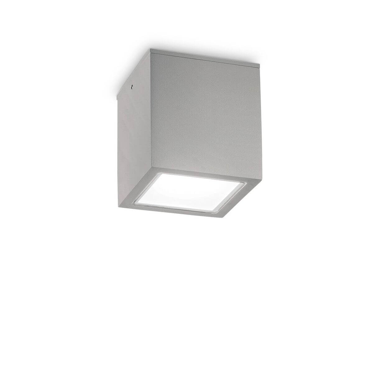 Plafonnier extérieur carré gris avec diffuseur en verre blanc, vu de trois quarts