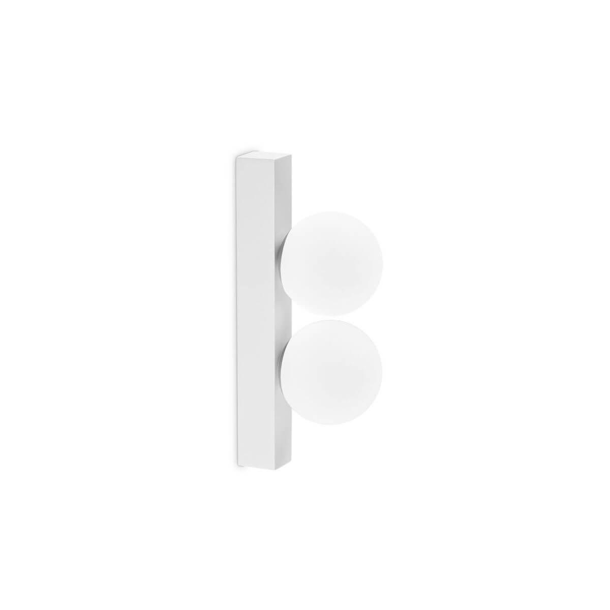 Applique murale blanche à deux globes sphériques en verre opalin, vue de face sur fond blanc.