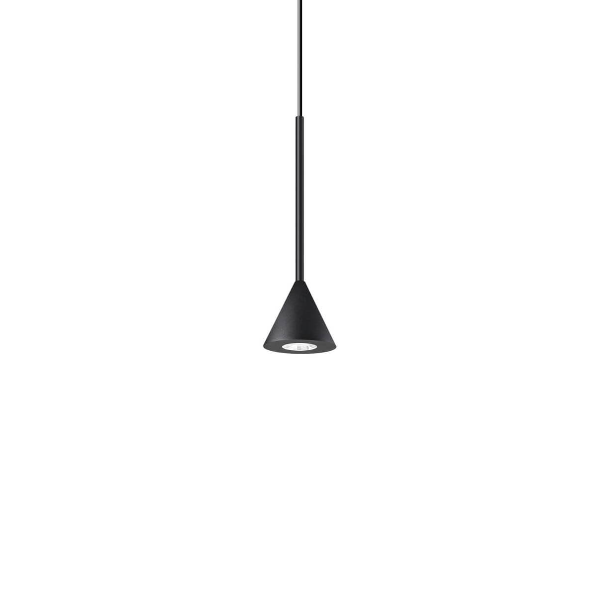 Suspension noire minimaliste au cône fin suspendu par une tige verticale sur fond blanc