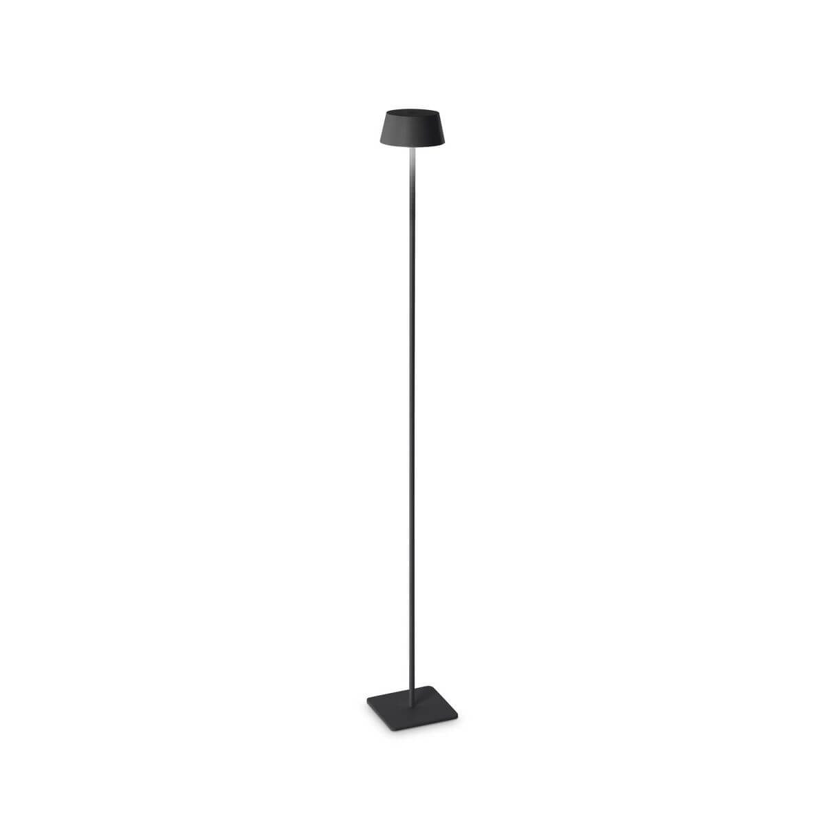 Lampadaire extérieur noir mat sur fond blanc, vu de face, pied fin et base carrée.