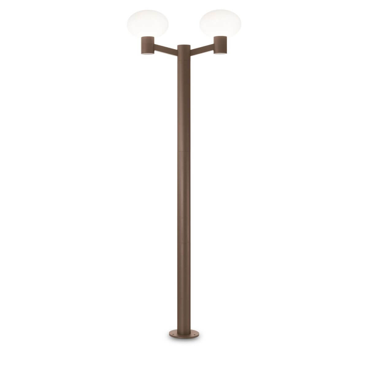 Lampadaire extérieur marron à deux lumières globes blanches, vue de face sur fond blanc