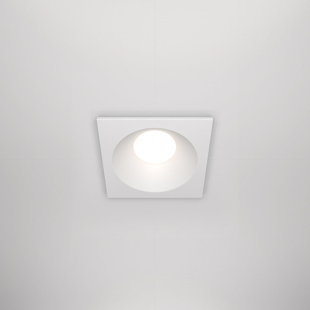 Spot encastré carré blanc vu de face, fixé au plafond nu