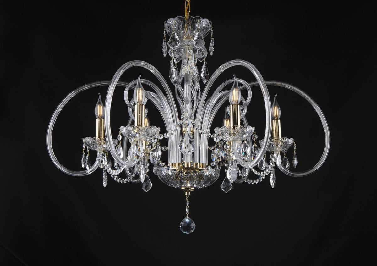 Lustre en cristal de face sur fond noir, bras de verre courbés en boucles
