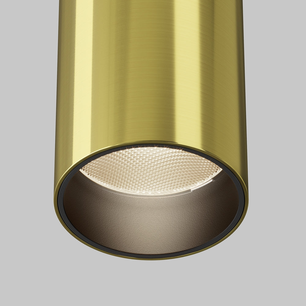 Détail rapproché de la lentille et de la bague dorée du spot
