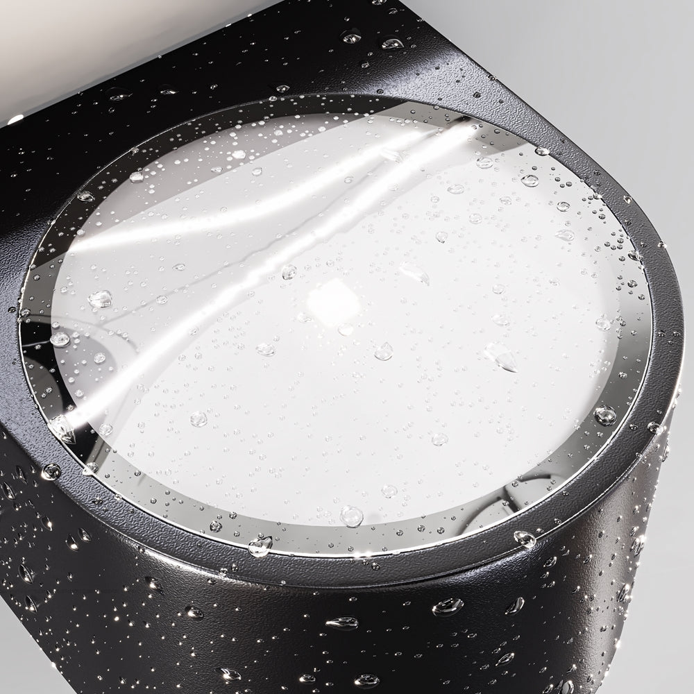 Gros plan du luminaire couvert de gouttelettes d'eau, résistance aux intempéries