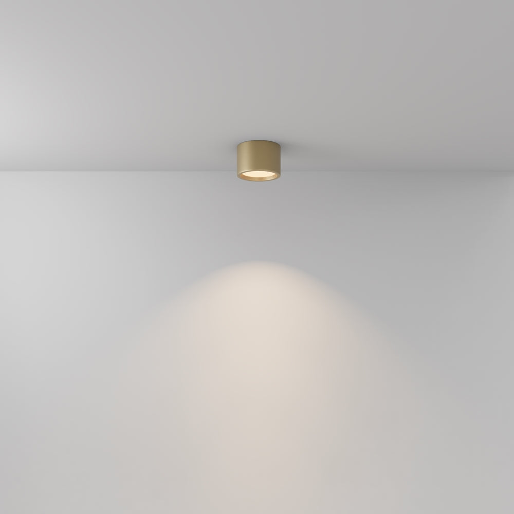 Mise en ambiance dans une pièce blanche, halo lumineux projeté sur le mur