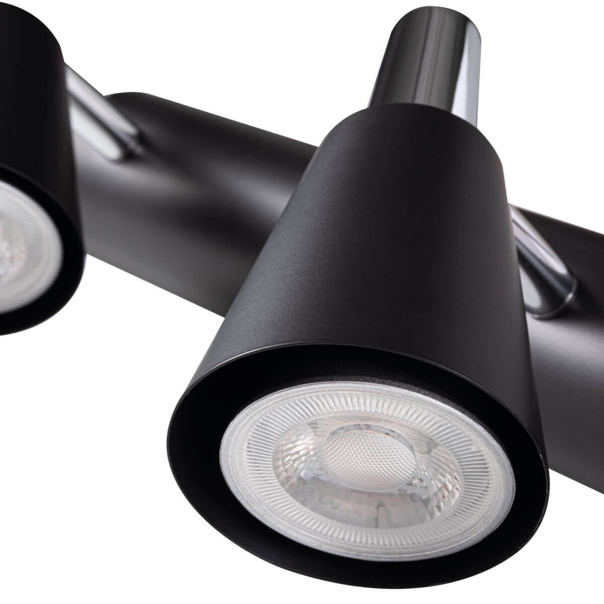 Détail rapproché d'une tête conique noire et de sa lentille LED