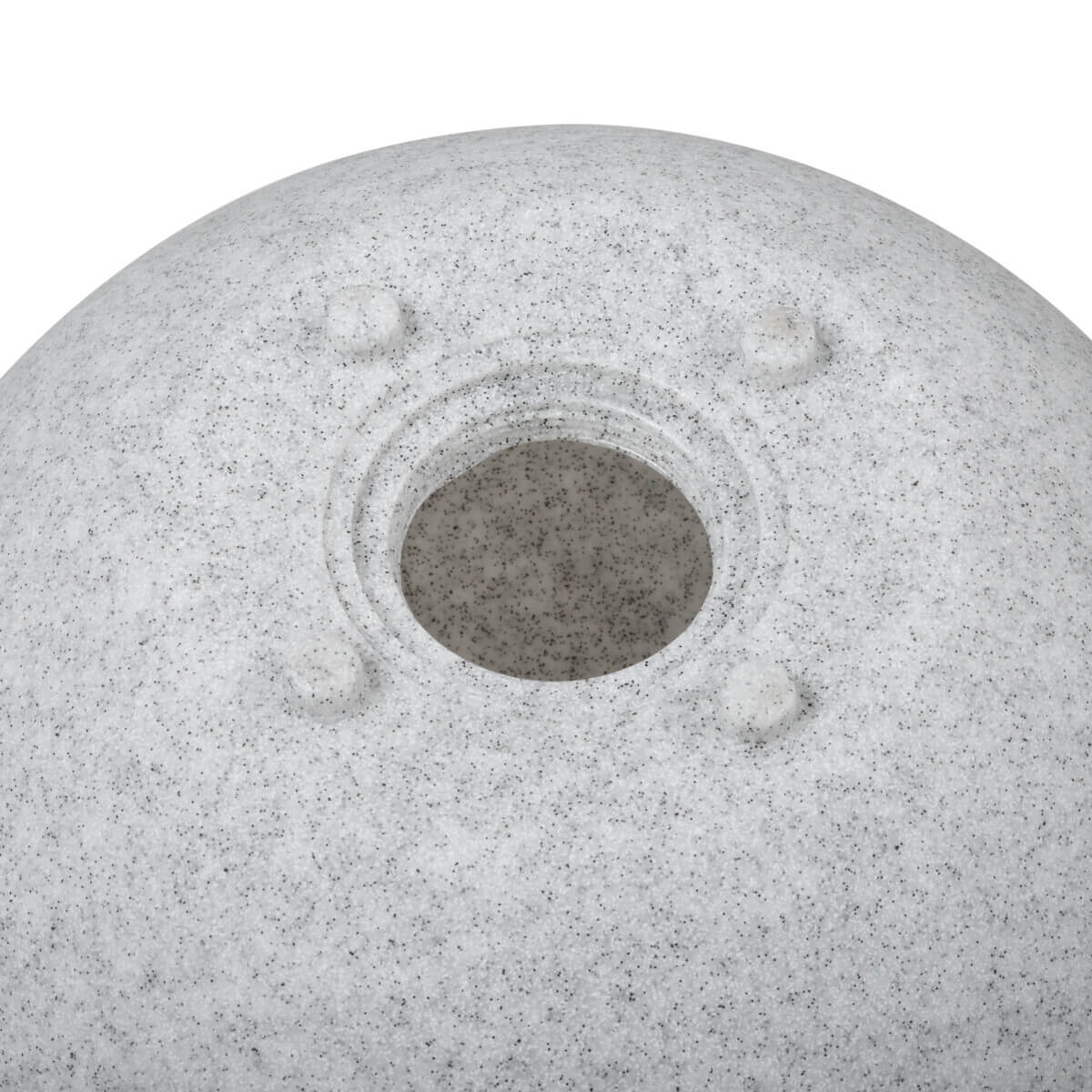 Détail du sommet de la sphère avec ouverture circulaire et quatre fixations en relief.