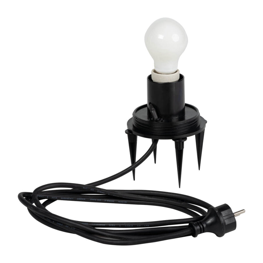 Câble d’alimentation noir enroulé avec fiche, raccordé au support à piquets.