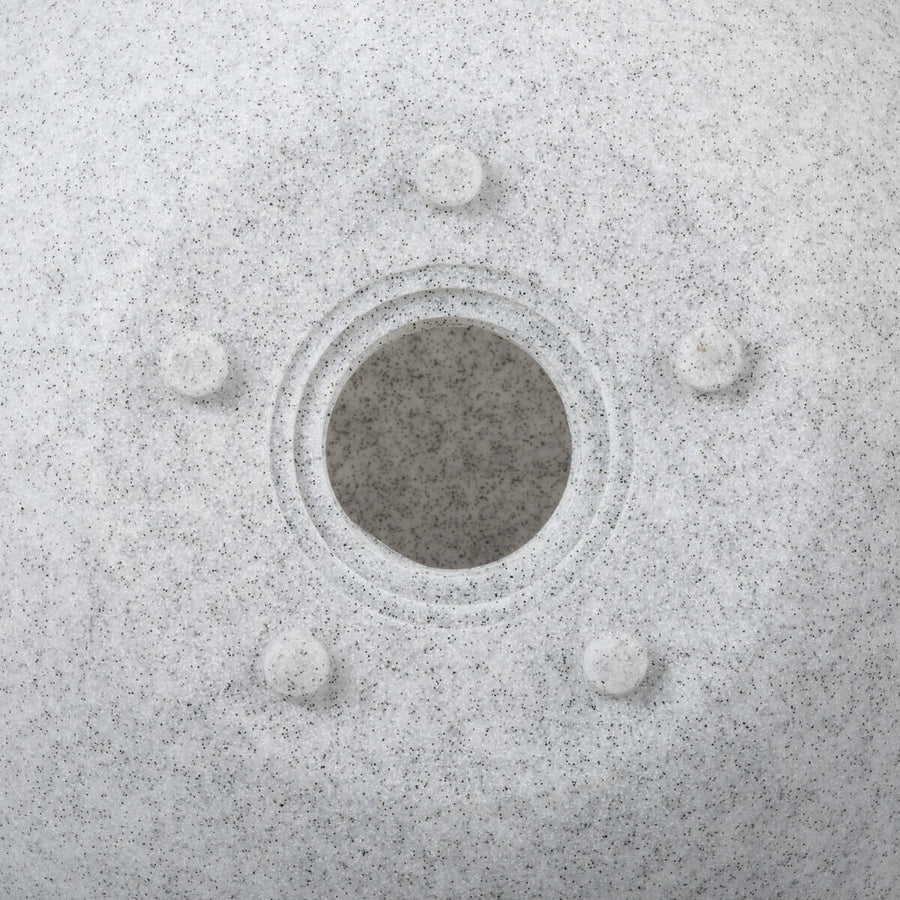 Détail du dessous avec trou central et quatre vis de fixation