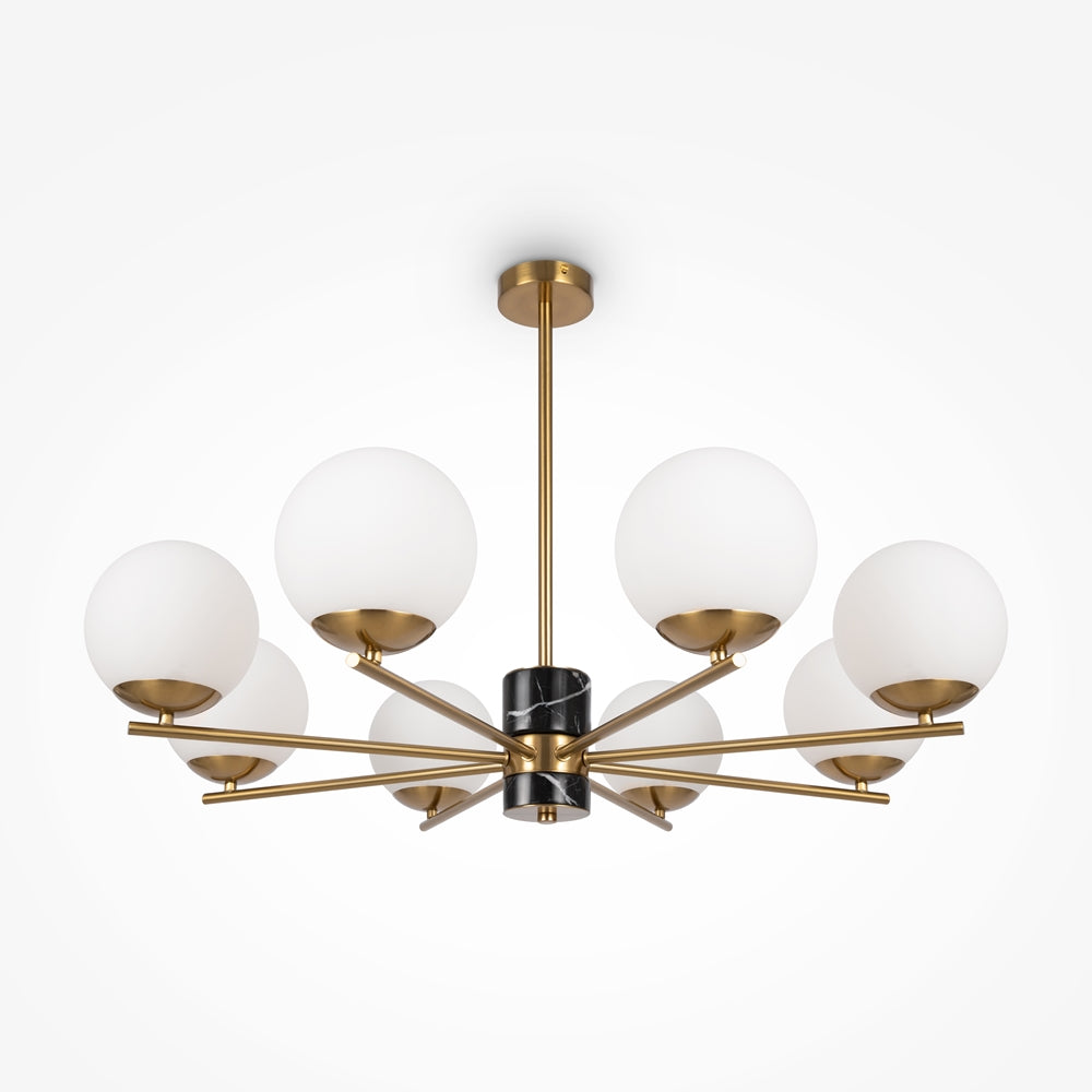 Vue de face du chandelier doré avec ses globes opalins et son axe en marbre.