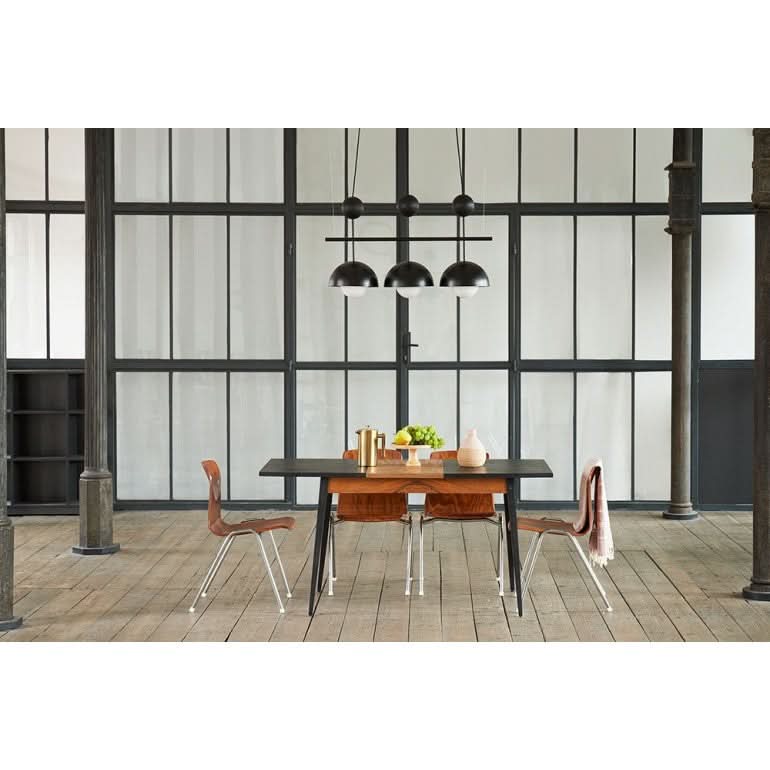 Mise en ambiance du luminaire suspendu au-dessus d'une table dans un loft industriel