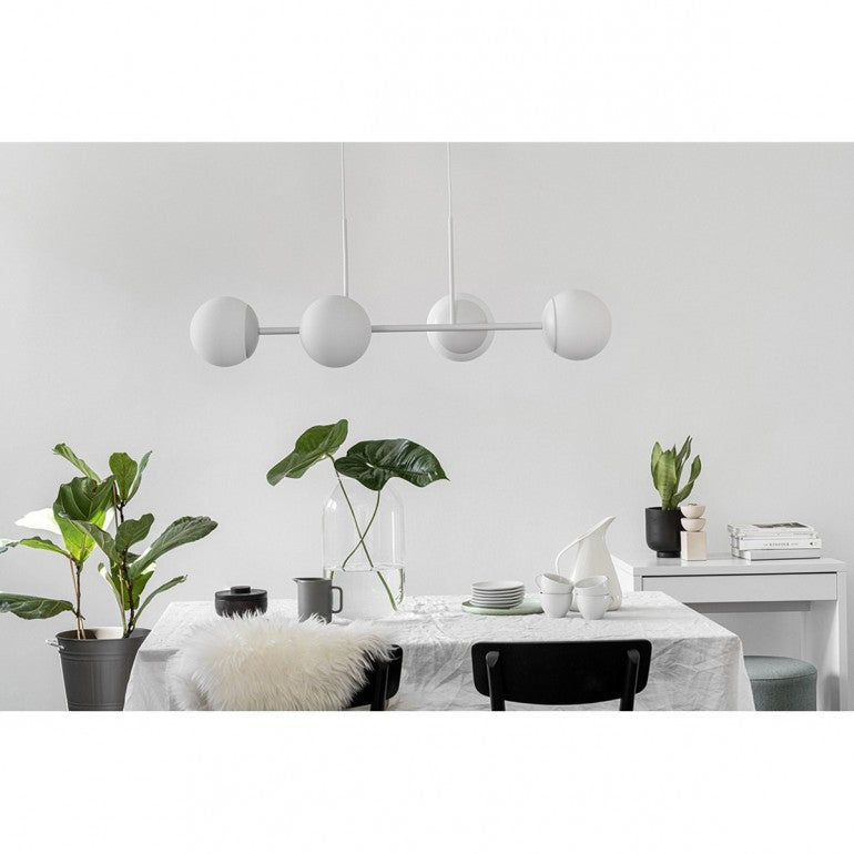Mise en ambiance au-dessus d'une table dressée, version entièrement blanche et lumineuse