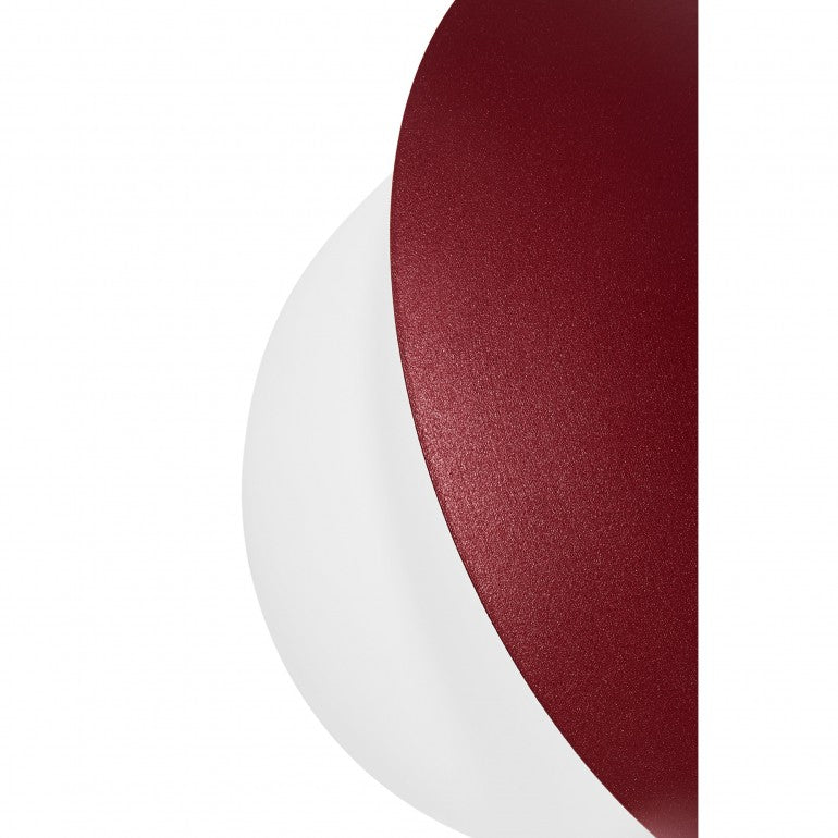 Détail de la finition rouge grainée et du bord du globe en verre opale.