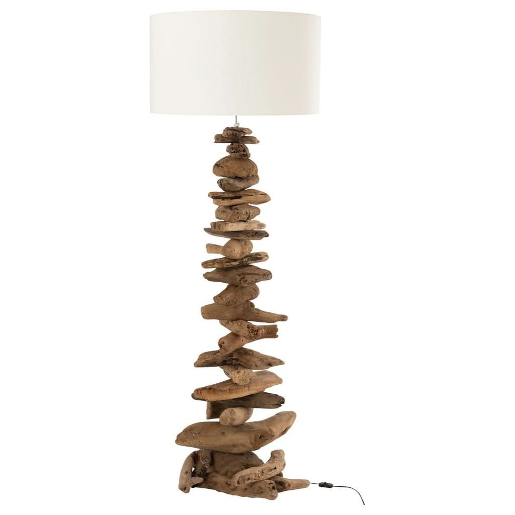 Lampe entière sur fond blanc, abat-jour cylindrique blanc, base en bois flotté empilé