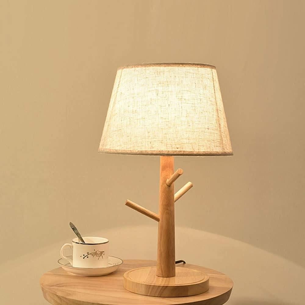 Lampe allumée diffusant une lumière chaude dorée sur une table en bois avec une tasse