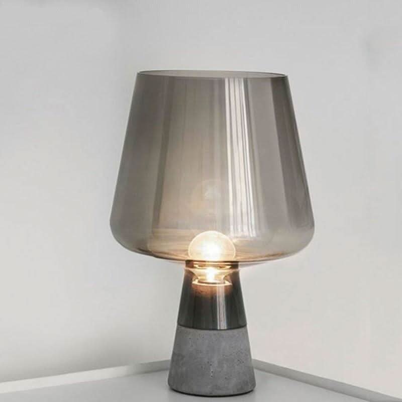 Gros plan produit, lampe en verre fumé allumée, fond neutre.