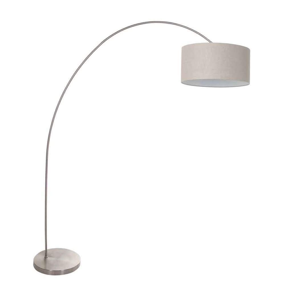 Vue de face du lampadaire design à arc avec abat-jour cylindrique beige.