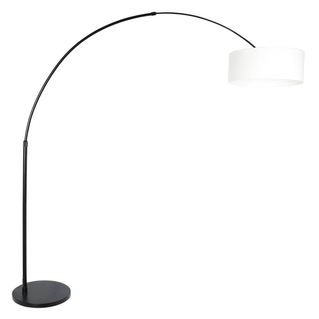 Lampe sur pied entière de profil, arceau noir courbé et grand abat-jour blanc
