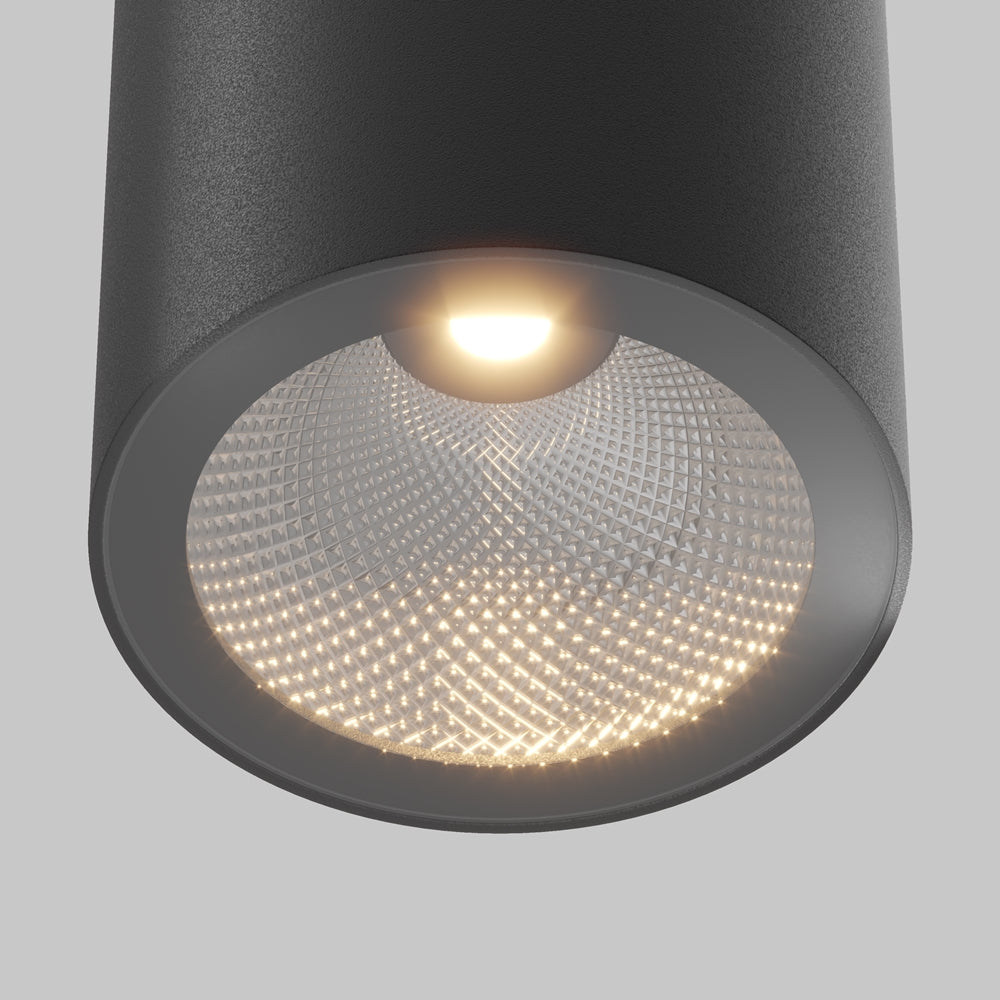 Gros plan sur la lentille striée et la LED allumée au bas du cylindre