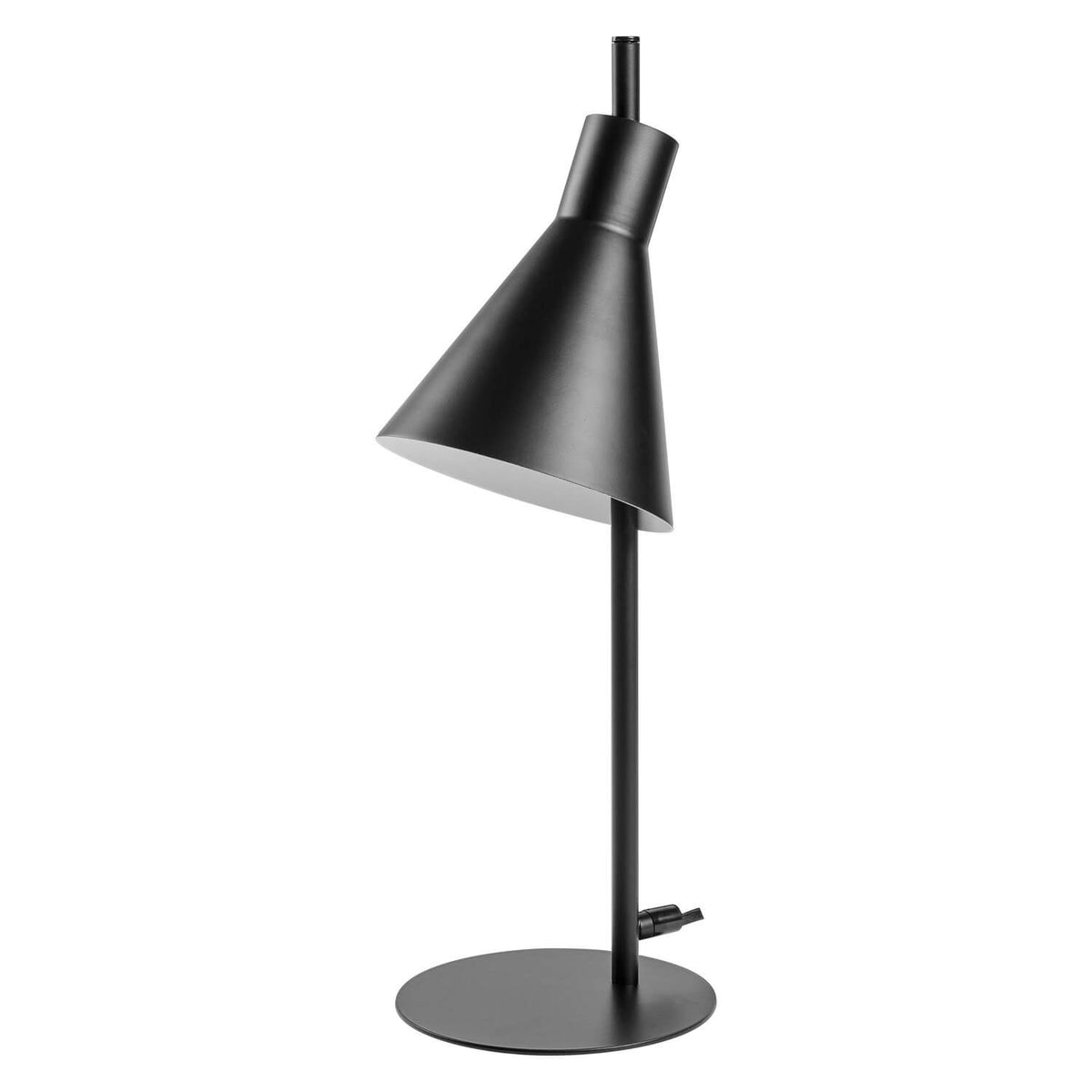 Lampe à poser noire à abat-jour conique incliné sur fond blanc