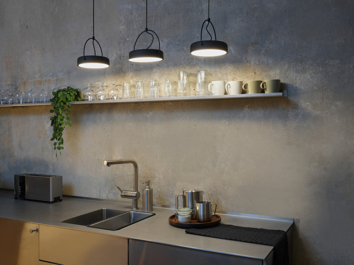 Mise en ambiance dans une cuisine avec étagère, vaisselle et évier en inox.