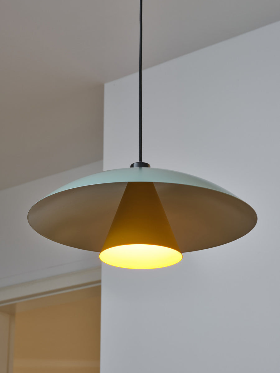 Vue en contre-plongée sous plafond, intérieur du cône jaune éclairé.
