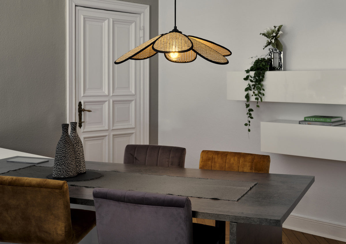 Mise en ambiance au-dessus d'une table à manger, suspension allumée dans un intérieur contemporain.