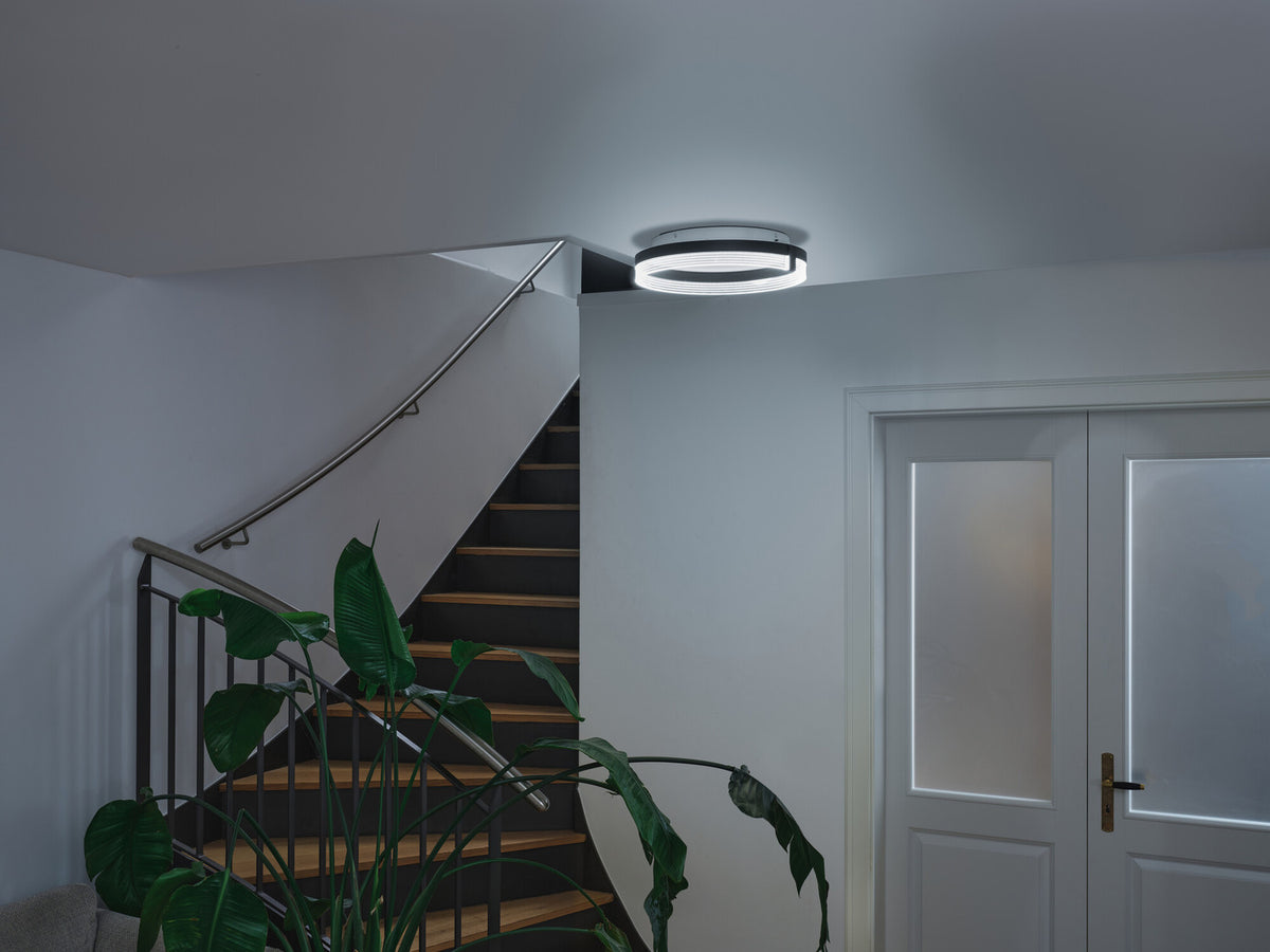 Mise en ambiance au plafond d’un escalier, lumière blanche froide allumée.