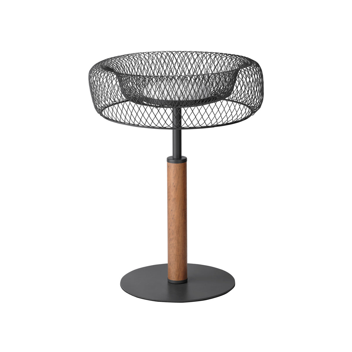Lampe de face sur fond blanc, abat-jour ovale en maille noire et pied bois.