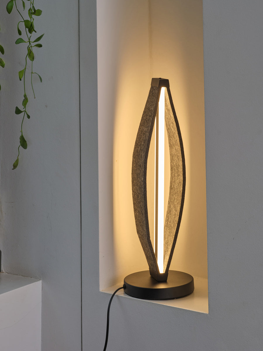 Vue rapprochée de la lampe allumée dans une niche, avec câble noir visible.