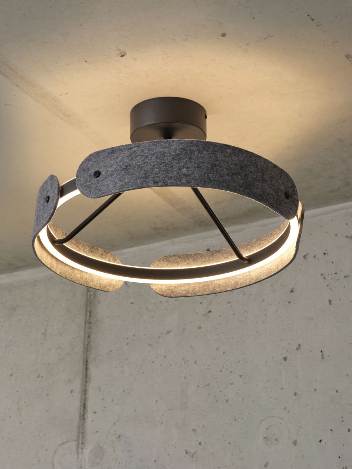 Détail du plafonnier allumé, mettant en valeur la lumière chaude.