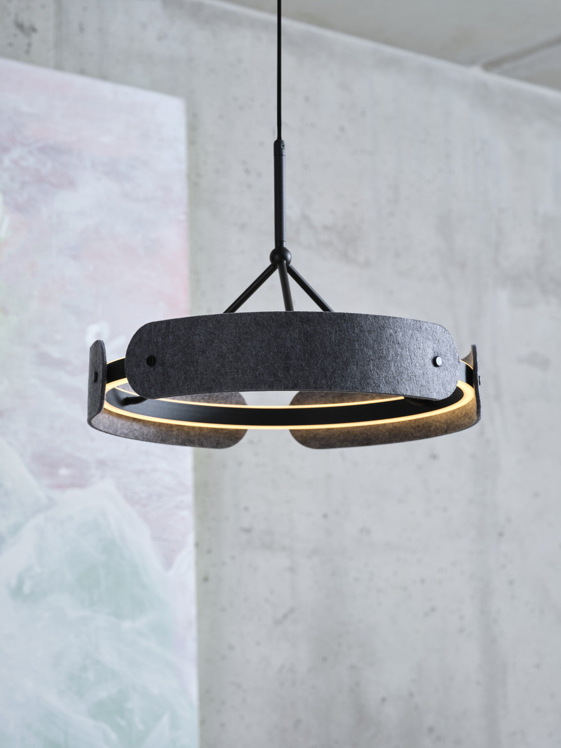 Vue rapprochée du luminaire allumé, anneau LED diffusant une lumière chaude.