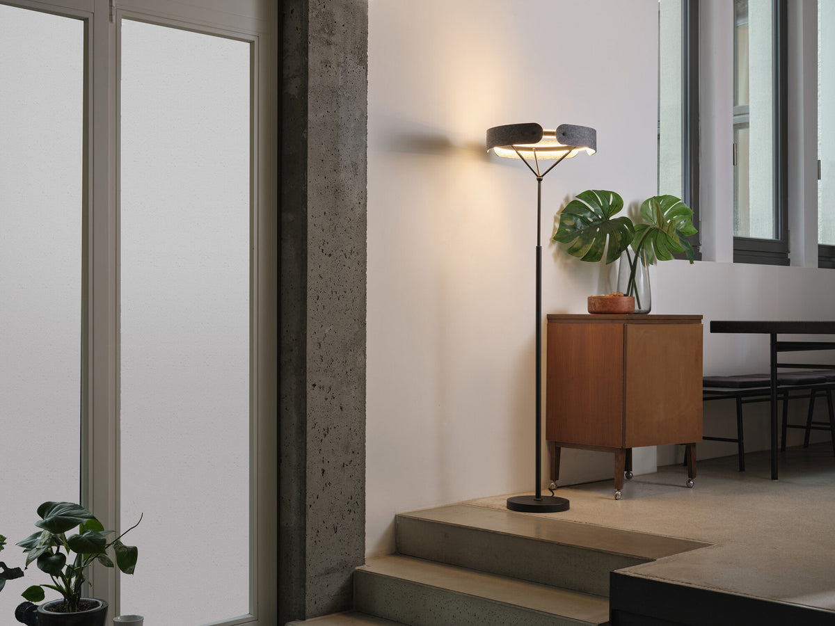 Mise en ambiance dans un intérieur avec le lampadaire allumé près d'un escalier.
