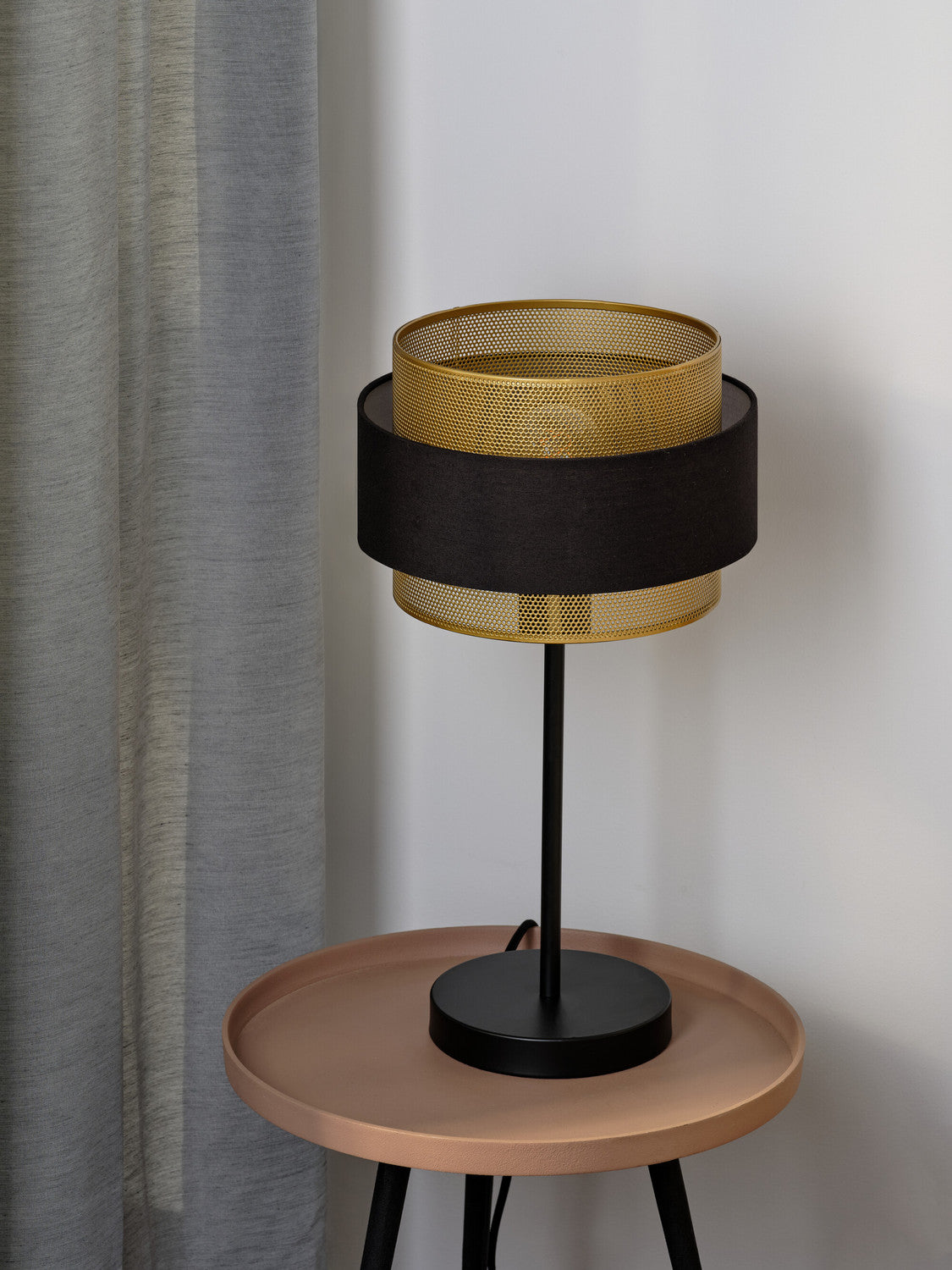 Détail de l'abat-jour cylindrique noir et doré de la lampe