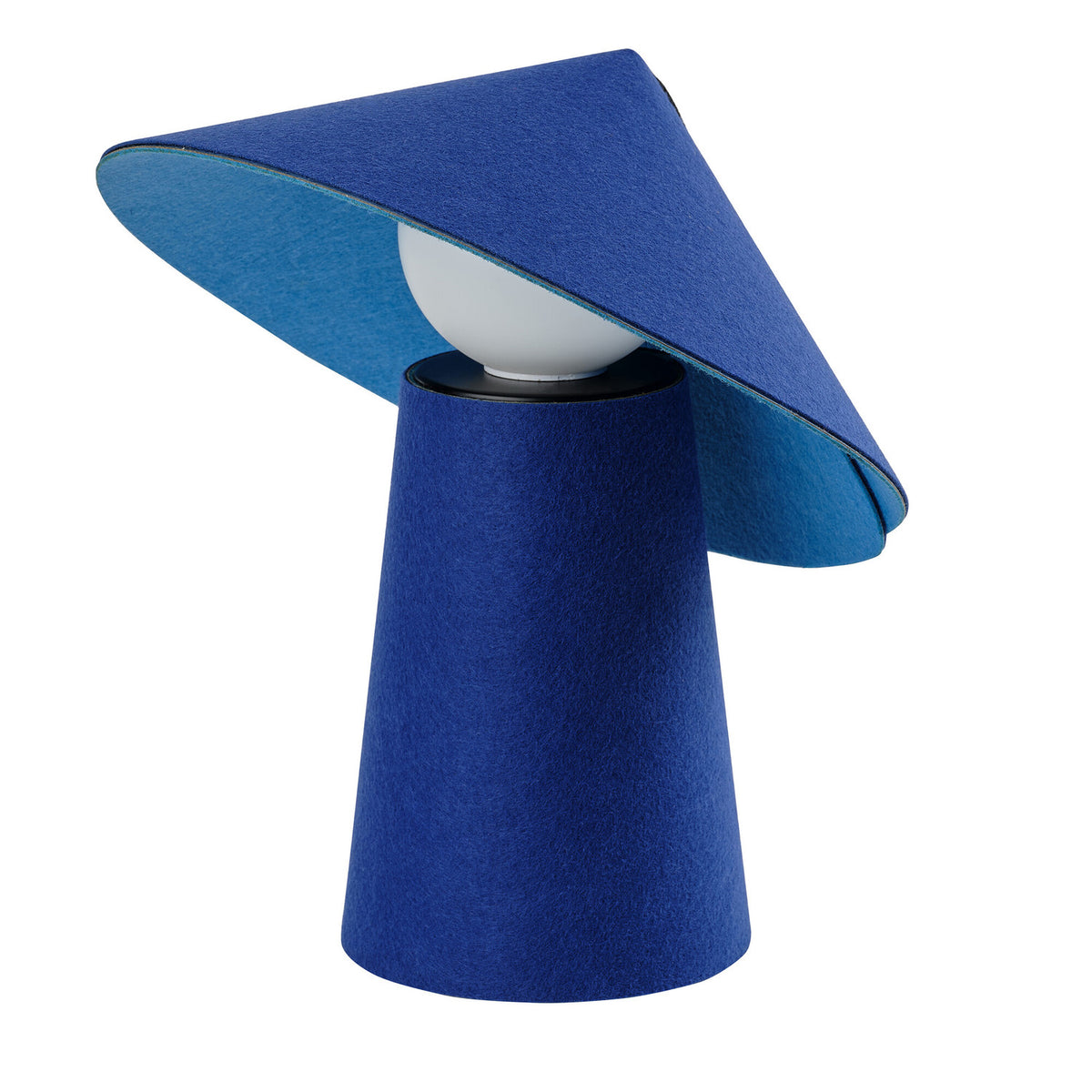 Lampe à poser bleue en feutre, vue de profil sur fond blanc, abat-jour plié.