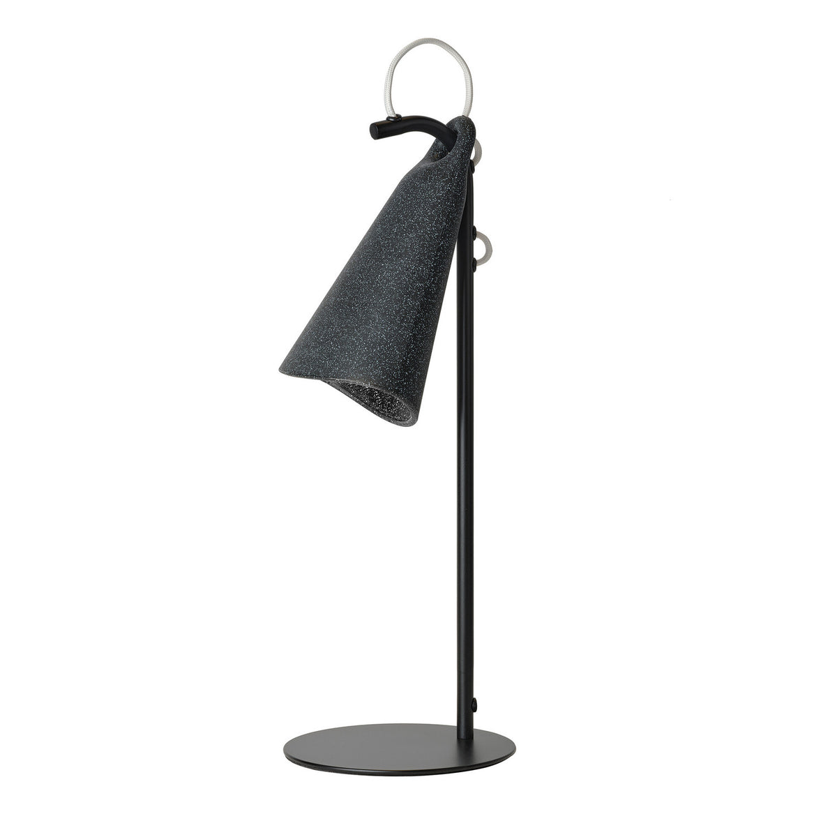Lampe à poser noire isolée sur fond blanc, vue de trois quarts