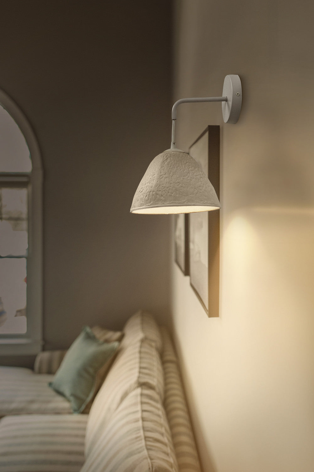 Mise en ambiance au-dessus d'un canapé, halo de lumière chaude