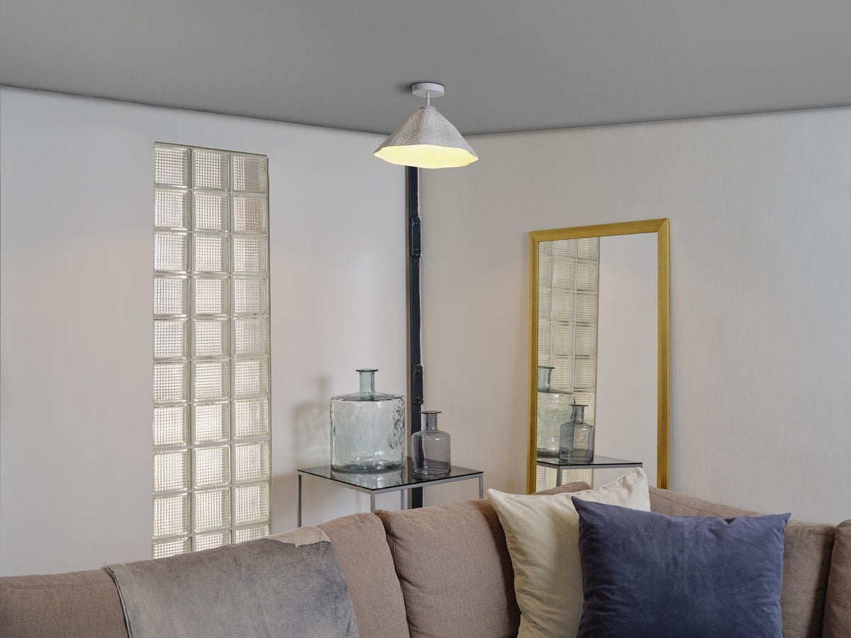 Plafonnier allumé installé au plafond dans un salon décoré.