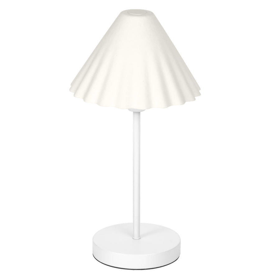 Lampe à poser blanche de face sur fond blanc, abat-jour plissé conique et base ronde.