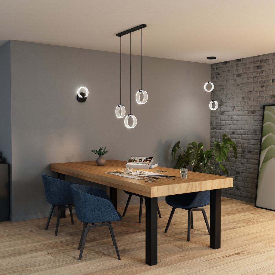 Vue d'ensemble d'une salle à manger contemporaine avec suspension à anneaux LED lumineux.