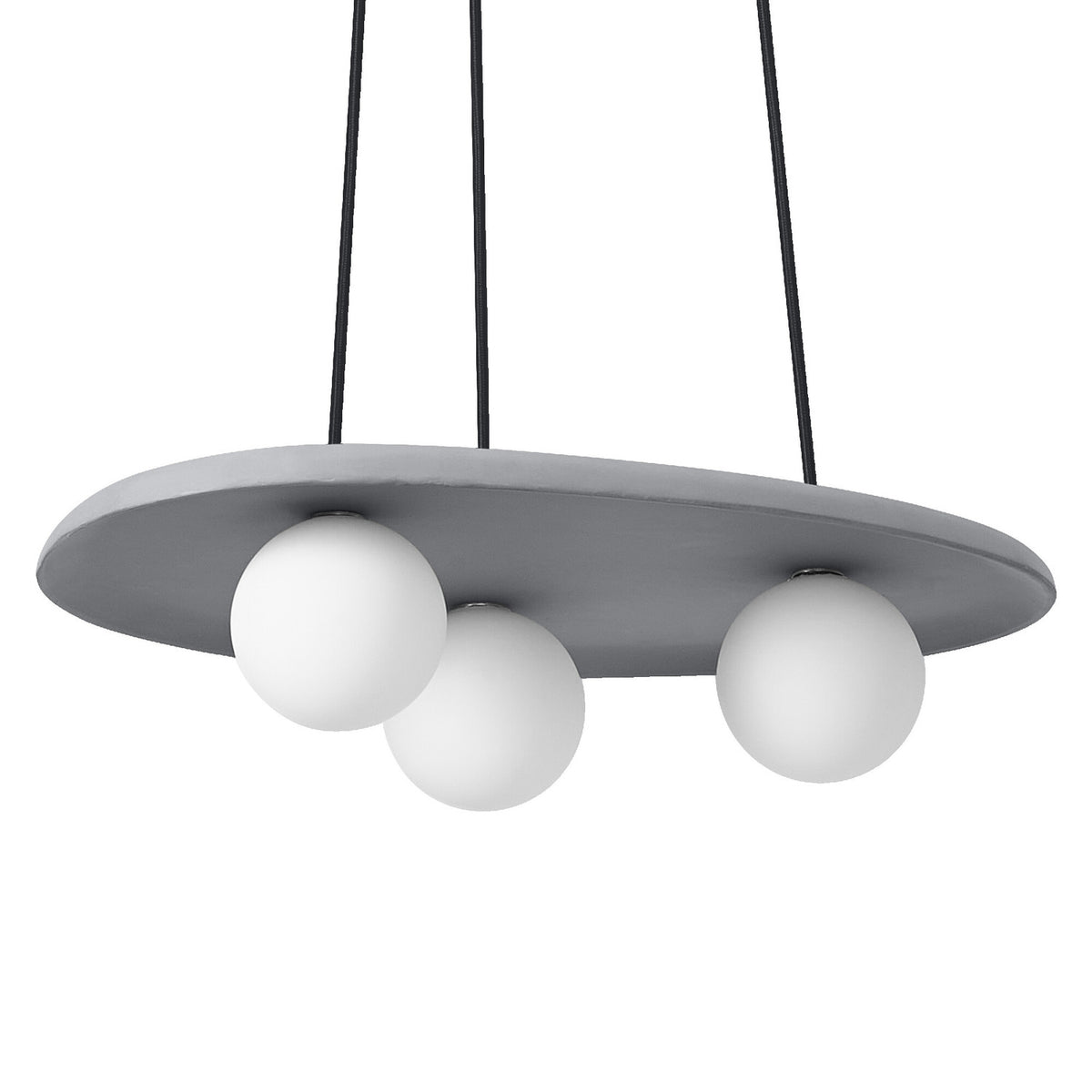 Suspension en béton gris avec trois globes en verre blanc, vue de face.