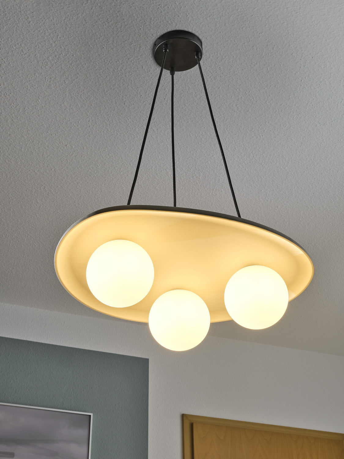 Vue en contre-plongée de la suspension fixée au plafond, montrant les câbles.
