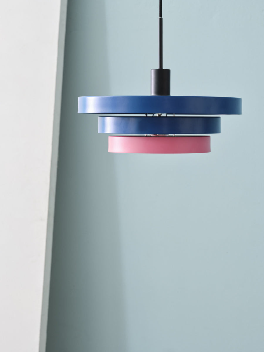 Vue rapprochée des trois disques colorés de la suspension