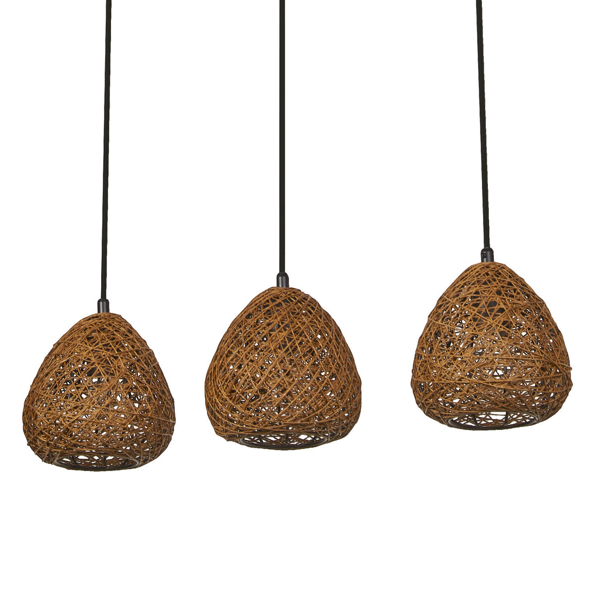 Trois suspensions en fibres tressées beige suspendues par cordons noirs, vues de face sur fond blanc.