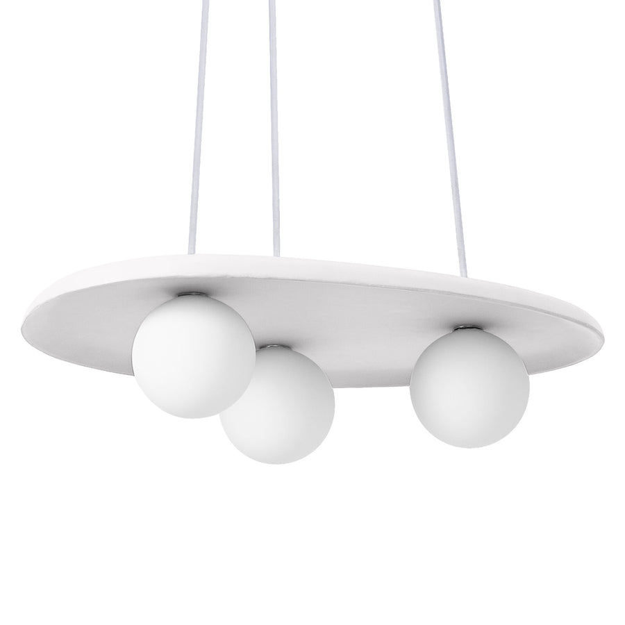 Suspension blanche vue de face, plateau ovale et trois globes opalins.